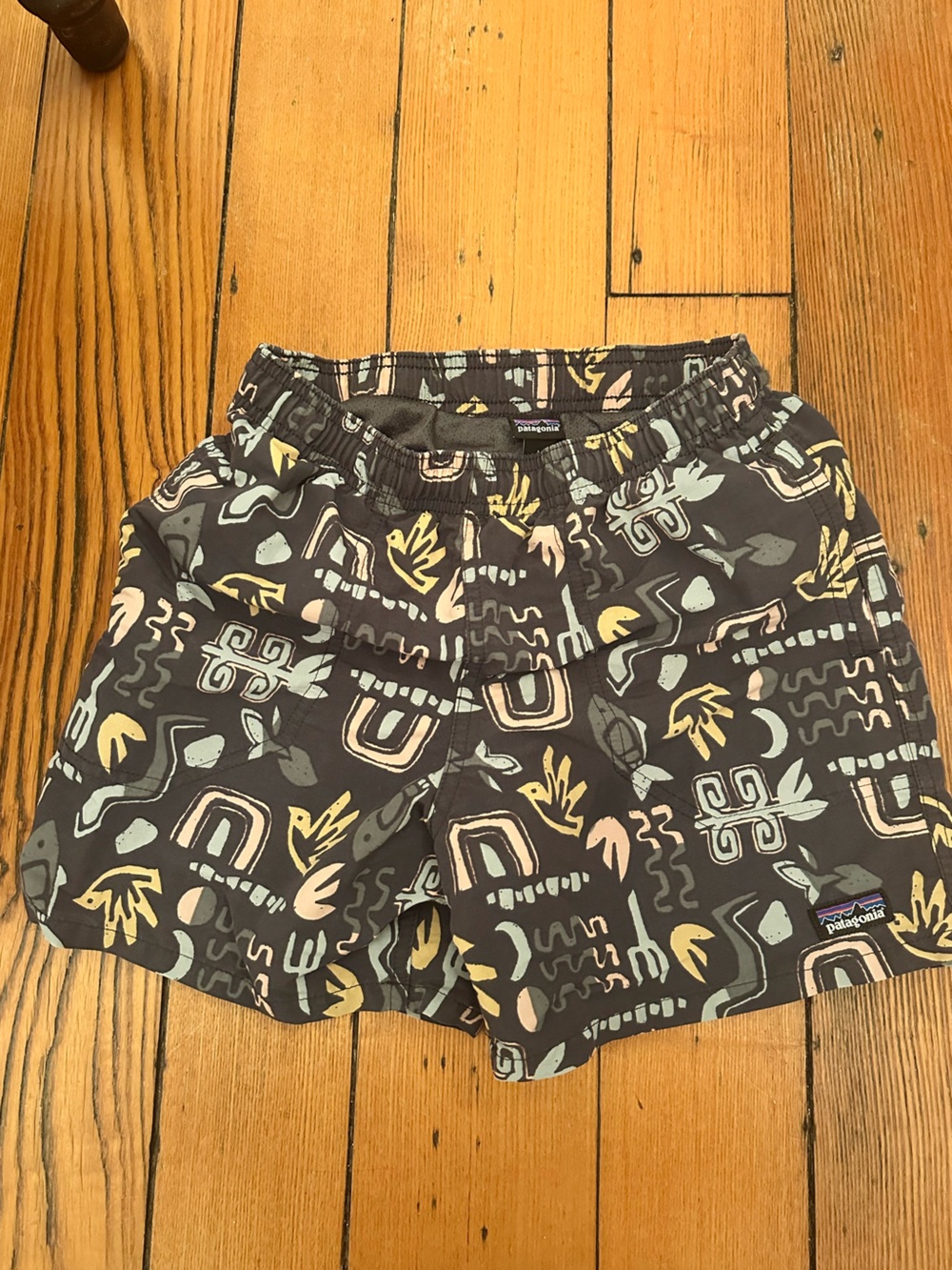 Patagonia boys L dark gray baggies Shorts with Pastel Abstract Print